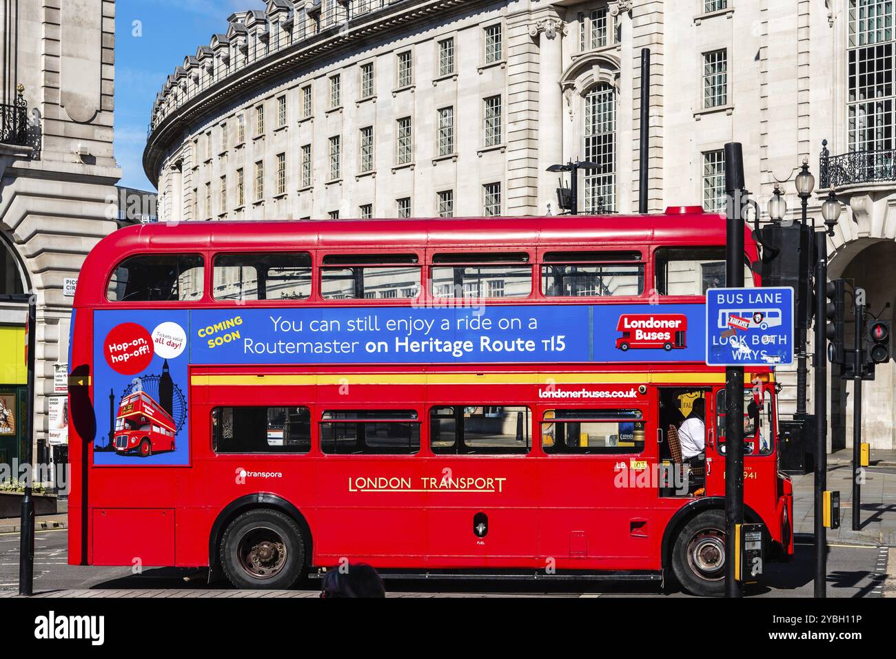 Londra, Regno Unito, 27 agosto 2023: Picadilly Circus al mattino presto durante l'estate. Vecchio autobus rosso Foto Stock