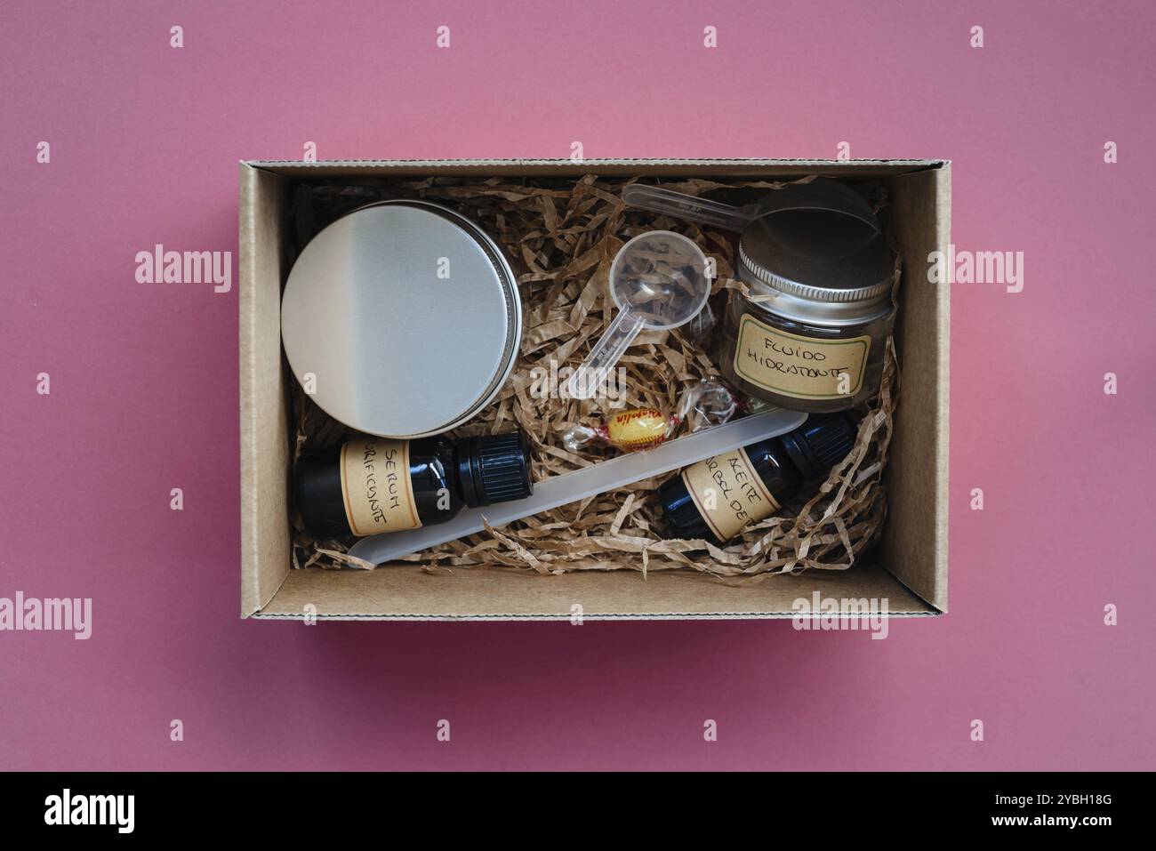 Lay piatto di ingredienti per prodotti cosmetici fatti in casa, il corpo e la cura della pelle creme su sfondo rosa. Bellezza organica in casa il concetto del prodotto Foto Stock