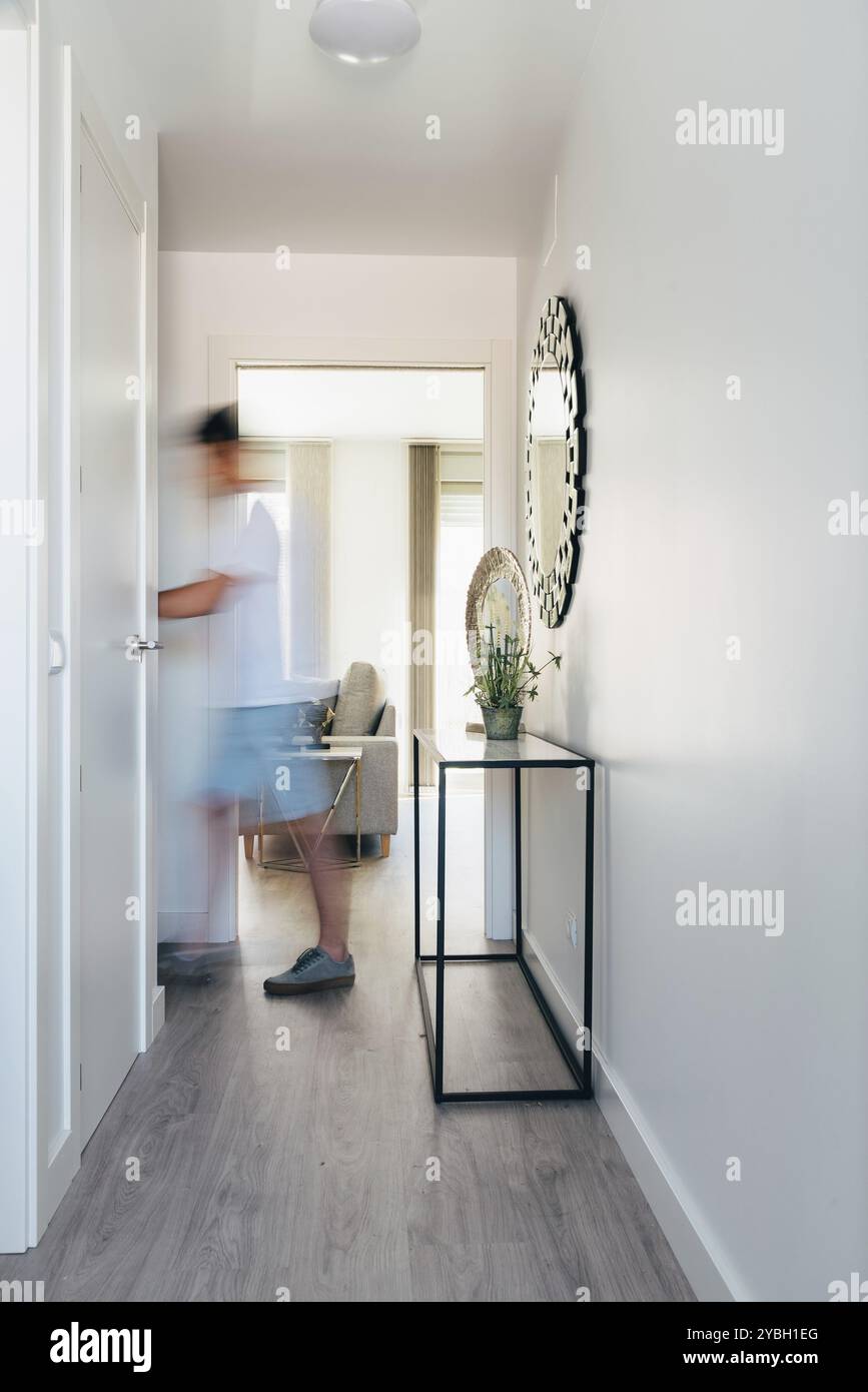 Ingresso di casa singola-familiare in stile minimalista con persona sfocata Foto Stock