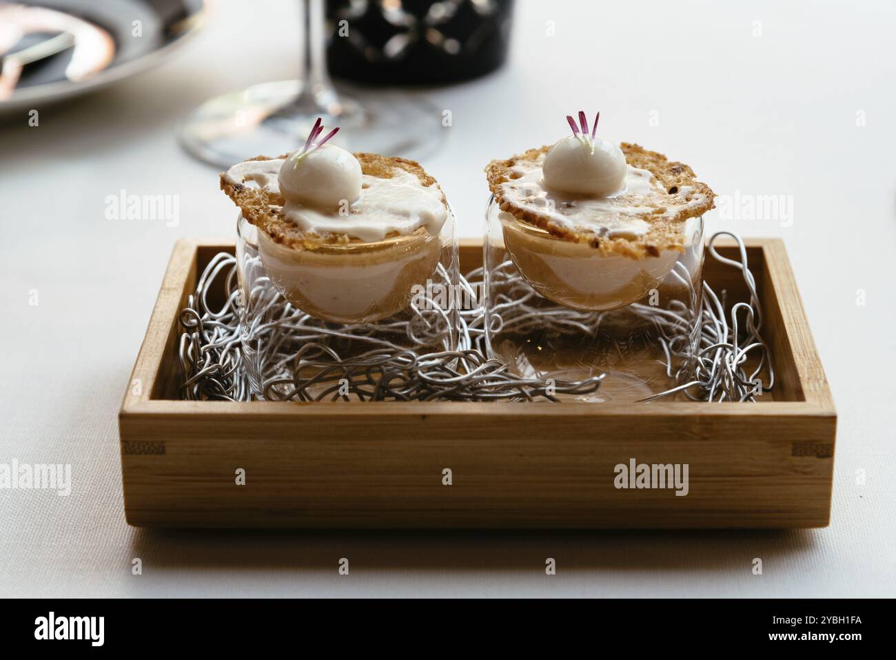 Delizioso pasto di spagnolo di cucina fusion, splendidamente decorate piatto su una piastra realizzata da un spagnolo premiato chef professionale Foto Stock