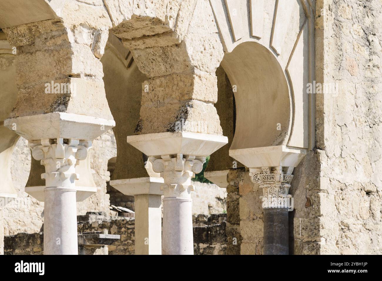 Vista di archi a ferro di cavallo in rovine della fortezza arabo musulmano palazzo medievale e la città di Medina Azahara nella periferia di Cordoba Foto Stock