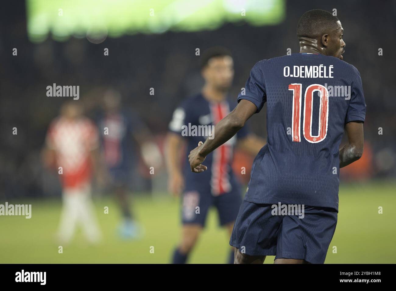 Partita di calcio, l'Ousmane DEMBELE Paris Saint Germain con maglia numero 10 guarda proprio in direzione dell'area di rigore dell'avversario, il Parc des Princes Foto Stock
