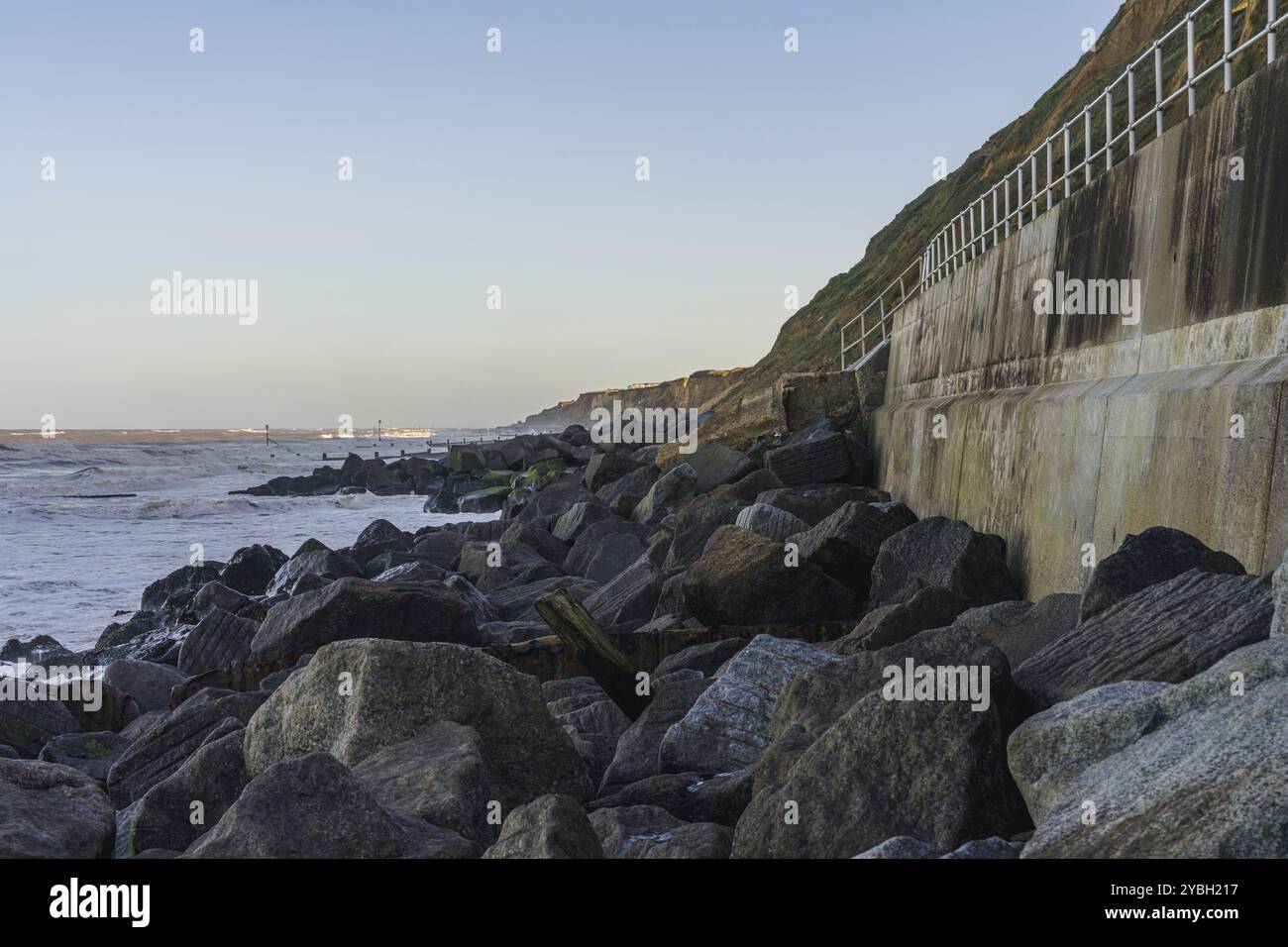 Alta marea sulla spiaggia di Sheringham, Norfolk, Inghilterra, Regno Unito Foto Stock