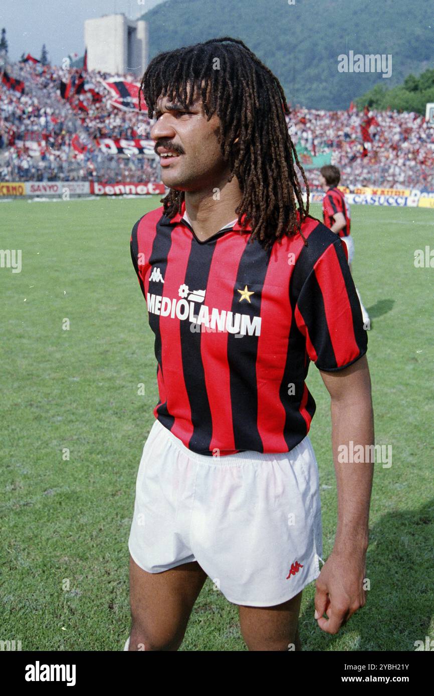 Partita di calcio, internazionale olandese Ruud GULLIT AC Milan sul campo proprio di fronte alla partita, tifosi dell'AC Milan sullo sfondo, calcio Sinigaglia Foto Stock