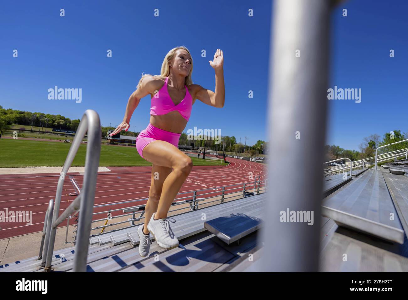 L'atleta bionda dà energia, facendo correre le candeggine preparandosi all'incontro locale, incarnando forza e determinazione Foto Stock