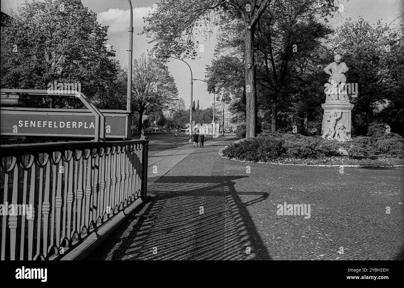 Germania, Berlino, 14 ottobre 1991, Senefelderplatz, con monumento ad Alois Senefeld, inventore della litografia, Schoenhauser Allee, stazione della metropolitana, Foto Stock