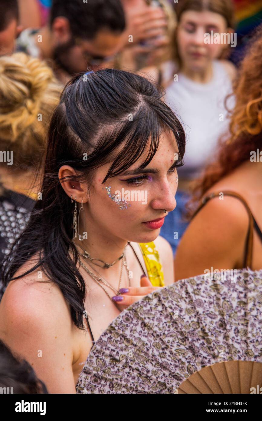 Marsiglia, Francia. 3 luglio 2021. I partecipanti che detengono bandiere arcobaleno partecipano alla LGBTQ Pride march a Marsiglia, nel sud della Francia. La LGBT Pride march ha attirato circa 6.000 migliaia di persone per le strade di Marsiglia il sabato. Marseille Pride è la seconda marcia più popolare della Francia per l'orgoglio gay. I gay Pride, ora noti come LGBT Pride Marches sono eventi nazionali contro l'omofobia e per sostenere l'orgoglio di essere omosessuali, bisessuali o transessuali. Le marce del gay Pride sono state cancellate nel 2020 a causa delle restrizioni imposte dal Covid-19 Foto Stock