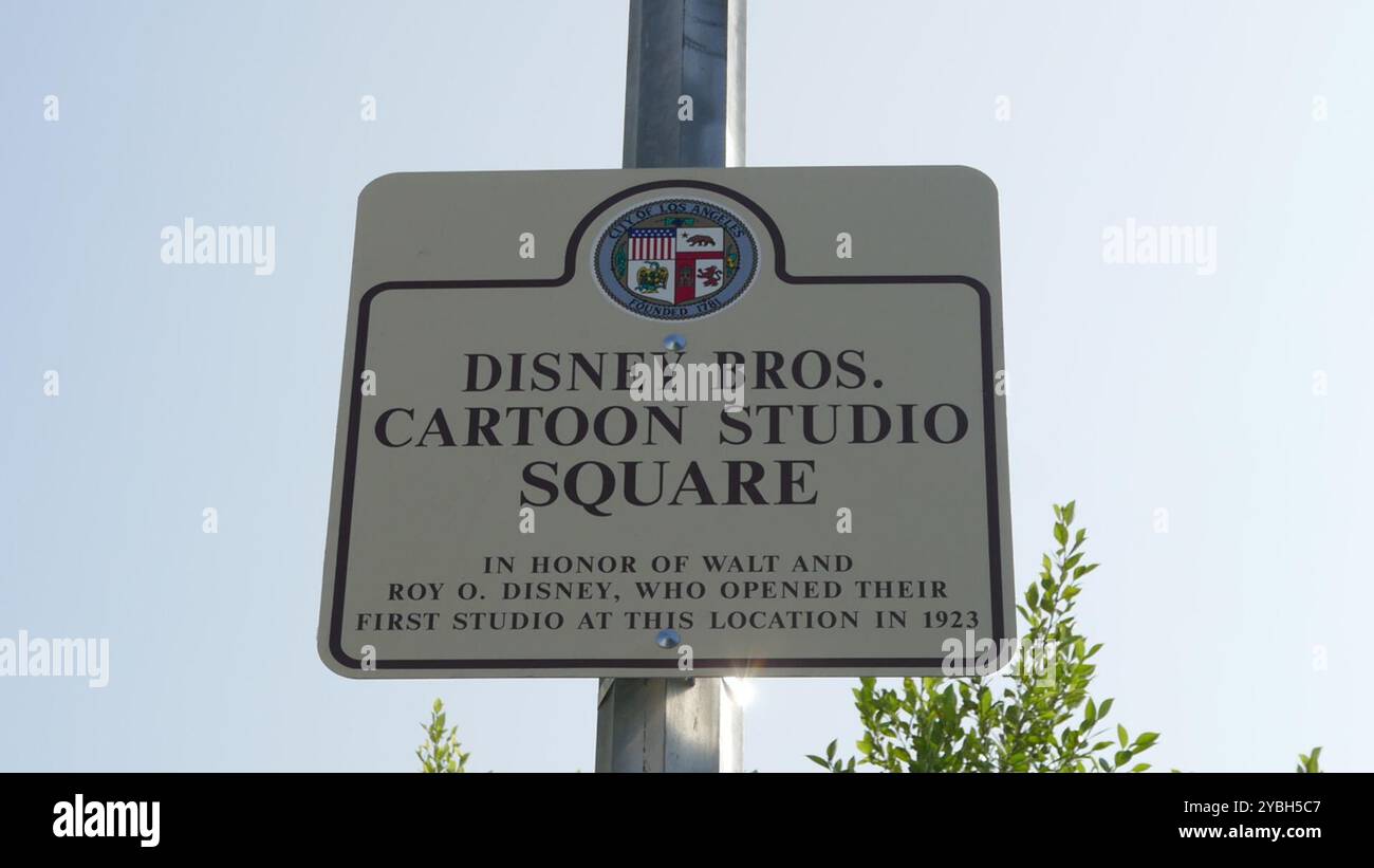 Los Angeles, California, Stati Uniti 15 ottobre 2024 Walt e Roy Disney Brothers Cartoon Studio Square firmano su Kingswell Avenue dove hanno avuto il loro primo studio il 15 ottobre 2024 a Los Angeles, California, USA. Foto di Barry King/Alamy Stock Photo Foto Stock