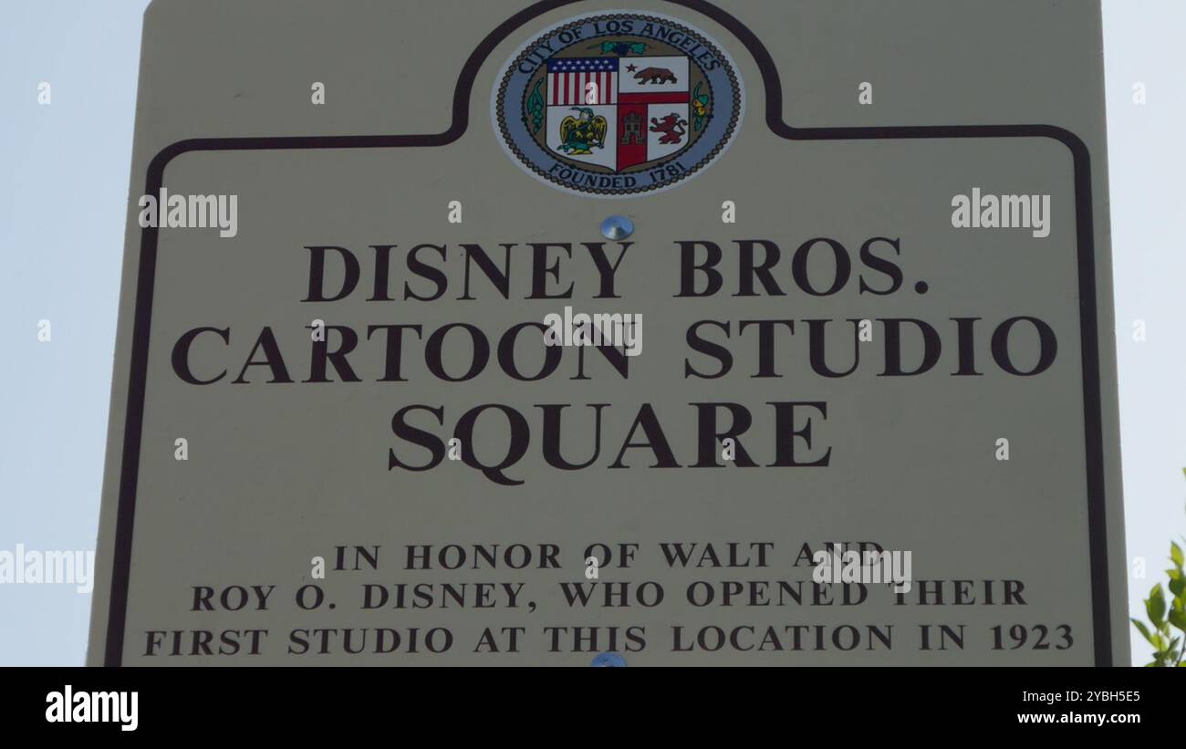 Los Angeles, California, Stati Uniti 15 ottobre 2024 Walt e Roy Disney Brothers Cartoon Studio Square firmano su Kingswell Avenue dove hanno avuto il loro primo studio il 15 ottobre 2024 a Los Angeles, California, USA. Foto di Barry King/Alamy Stock Photo Foto Stock