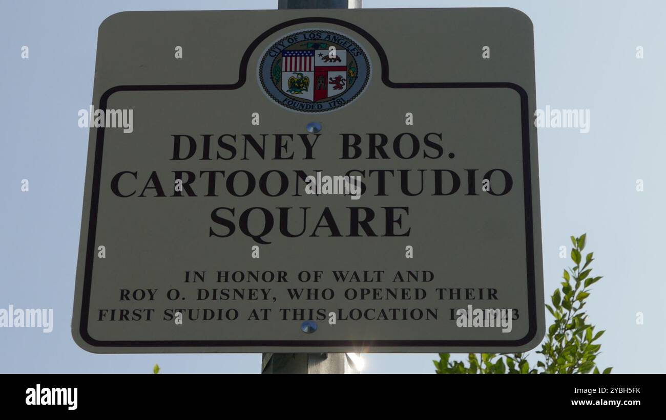 Los Angeles, California, Stati Uniti 15 ottobre 2024 Walt e Roy Disney Brothers Cartoon Studio Square firmano su Kingswell Avenue dove hanno avuto il loro primo studio il 15 ottobre 2024 a Los Angeles, California, USA. Foto di Barry King/Alamy Stock Photo Foto Stock