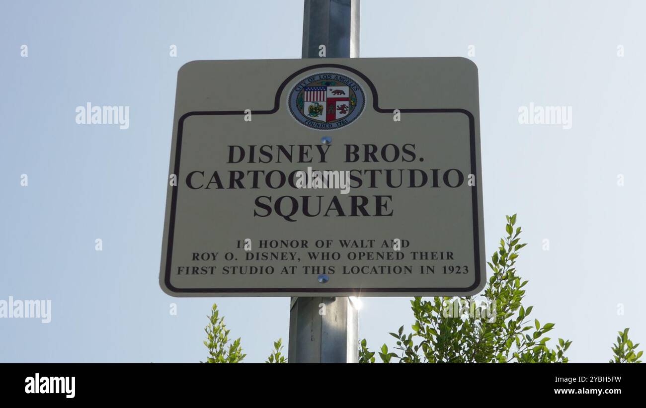 Los Angeles, California, Stati Uniti 15 ottobre 2024 Walt e Roy Disney Brothers Cartoon Studio Square firmano su Kingswell Avenue dove hanno avuto il loro primo studio il 15 ottobre 2024 a Los Angeles, California, USA. Foto di Barry King/Alamy Stock Photo Foto Stock