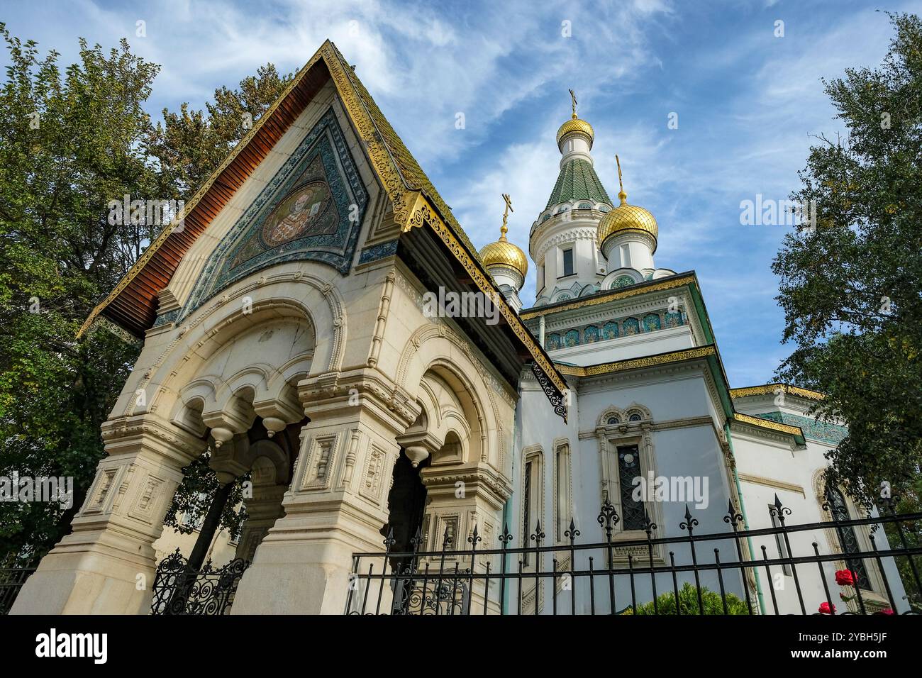 Sofia, Bulgaria - 17 ottobre 2024: Chiesa di San Nicola il Mettitore dei miracoli conosciuta anche come Chiesa russa a Sofia, Bulgaria. Foto Stock