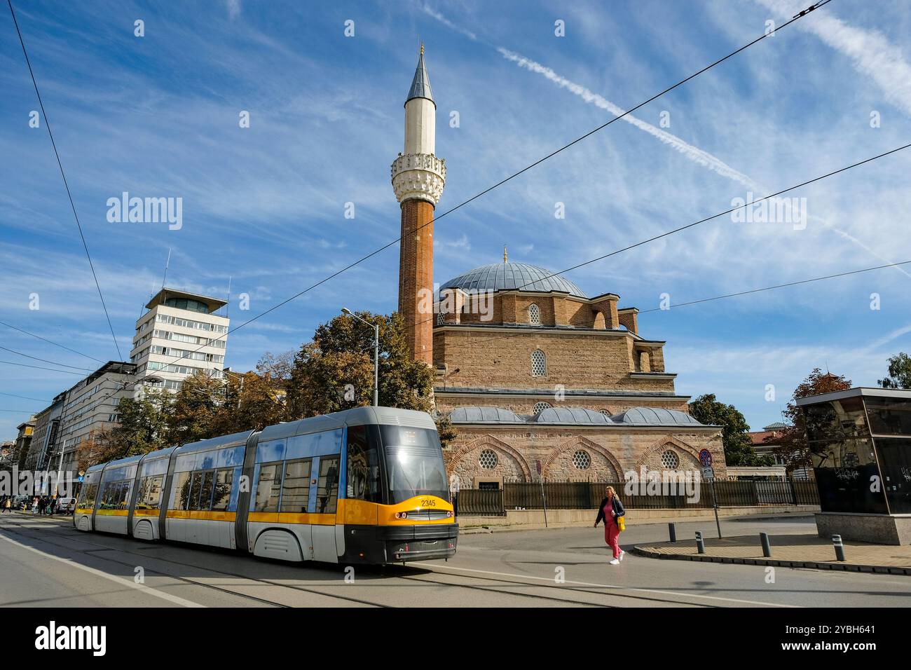 Sofia, Bulgaria - 17 ottobre 2024: Un tram passa di fronte alla moschea Banya Bashi a Sofia, Bulgaria. Foto Stock