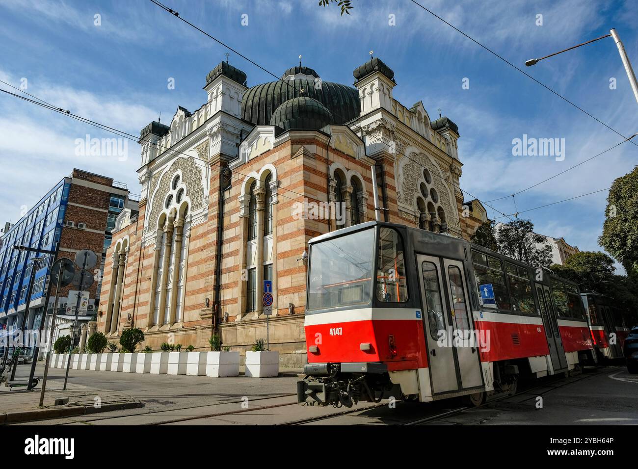 Sofia, Bulgaria - 17 ottobre 2024: Un tram passa di fronte alla sinagoga di Sofia in Bulgaria. Foto Stock
