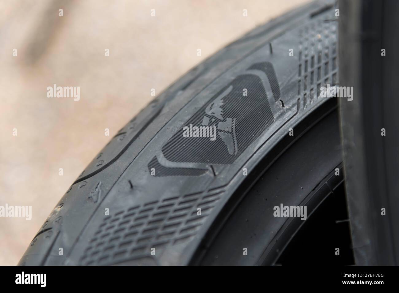 Bangkok, Tailandia - 15 agosto 2024: Primo piano sul logo Goodyear sulle gomme Foto Stock