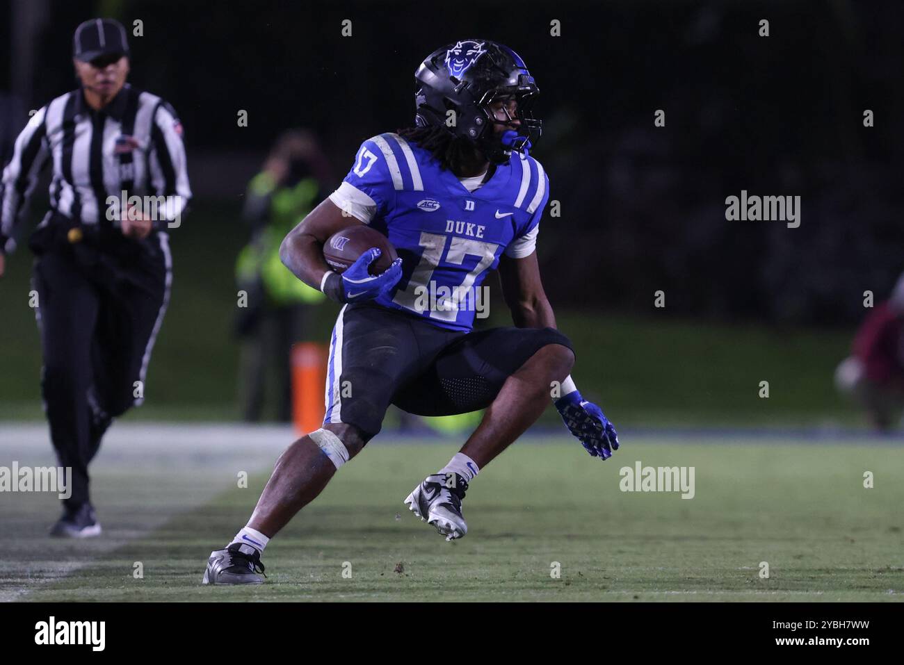 18 ottobre 2024: Il running back dei Duke Blue Devils Star Thomas (17) porta la palla durante la partita di football NCAA tra i Florida State Seminoles An Foto Stock