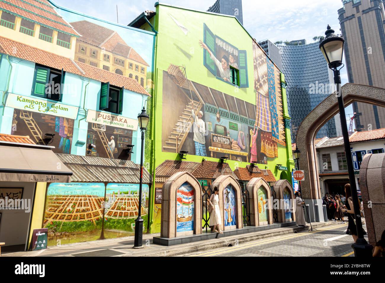 Murale in via Muscat che raffigura una tradizionale attività commerciale, la via araba attraversa Singapore Foto Stock