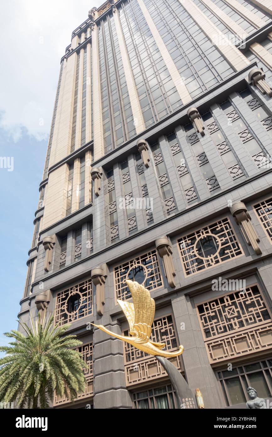 Scultura della gru d'oro a Parkview Square, Singapore' Foto Stock