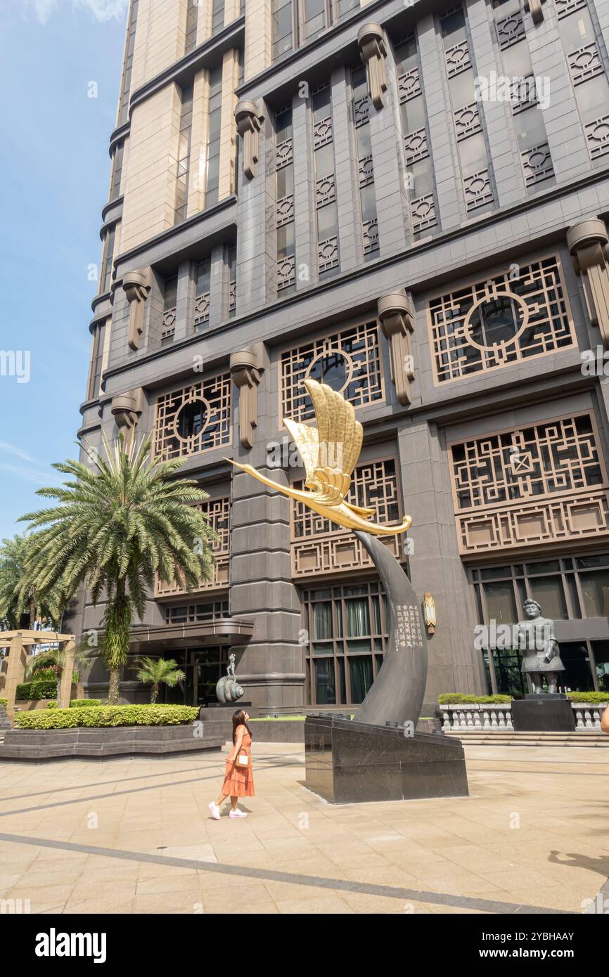 Scultura della gru d'oro a Parkview Square, Singapore' Foto Stock