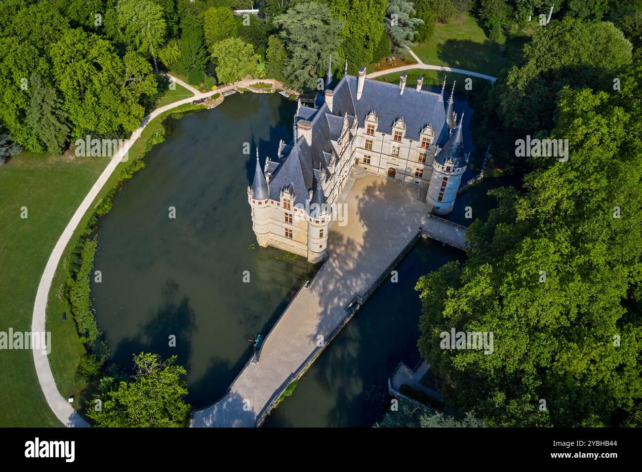 Francia, Indre-et-Loire, Valle della Loira dichiarata Patrimonio dell'Umanità dall'UNESCO, Parco naturale regionale della Loira-Angiò-Touraine, veduta aerea del castello di Azay Foto Stock