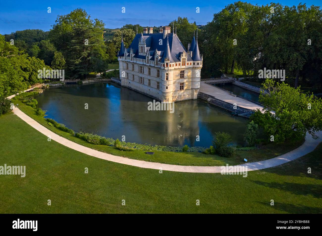 Francia, Indre-et-Loire, Valle della Loira dichiarata Patrimonio dell'Umanità dall'UNESCO, Parco naturale regionale della Loira-Angiò-Touraine, veduta aerea del castello di Azay Foto Stock
