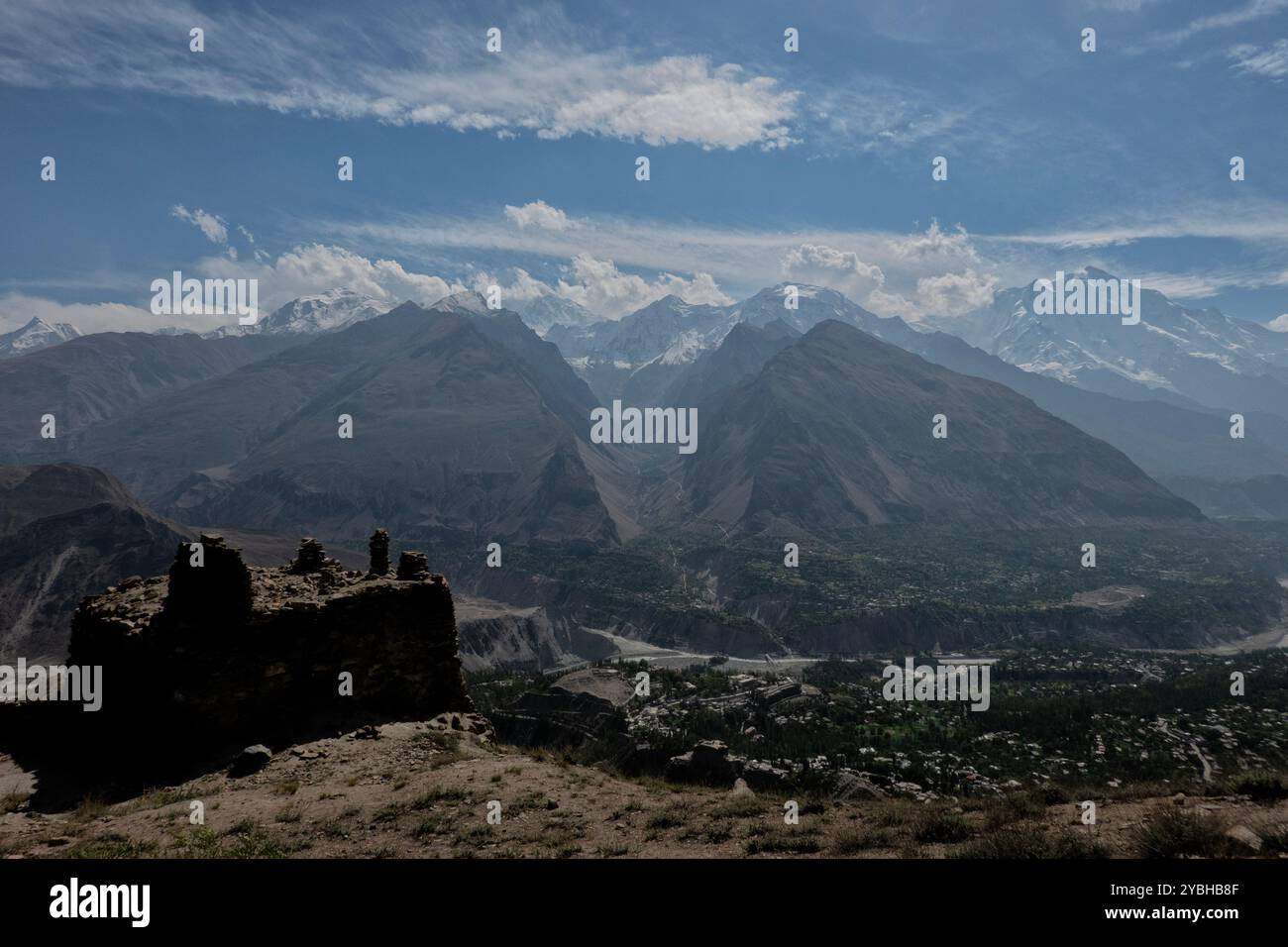 Le rovine del Queen Victoria Memorial e vista su Hunza, Karimabad, Hunza, Gilgit-Baltistan, Pakistan Foto Stock