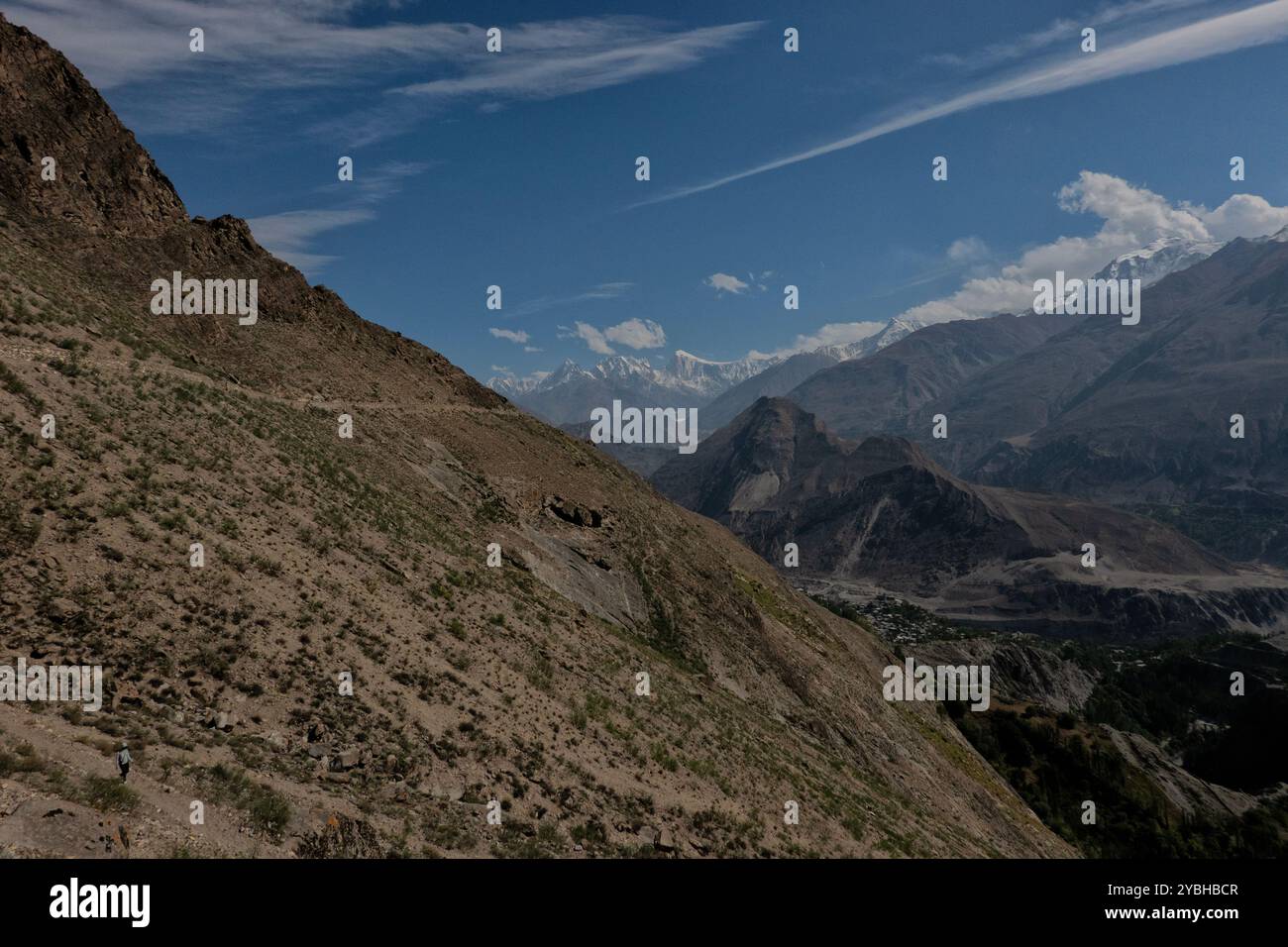 Spantik (Golden Peak) vista dal sentiero Ultar, Karimabad, Hunza, Gilgit-Baltistan, Pakistan Foto Stock