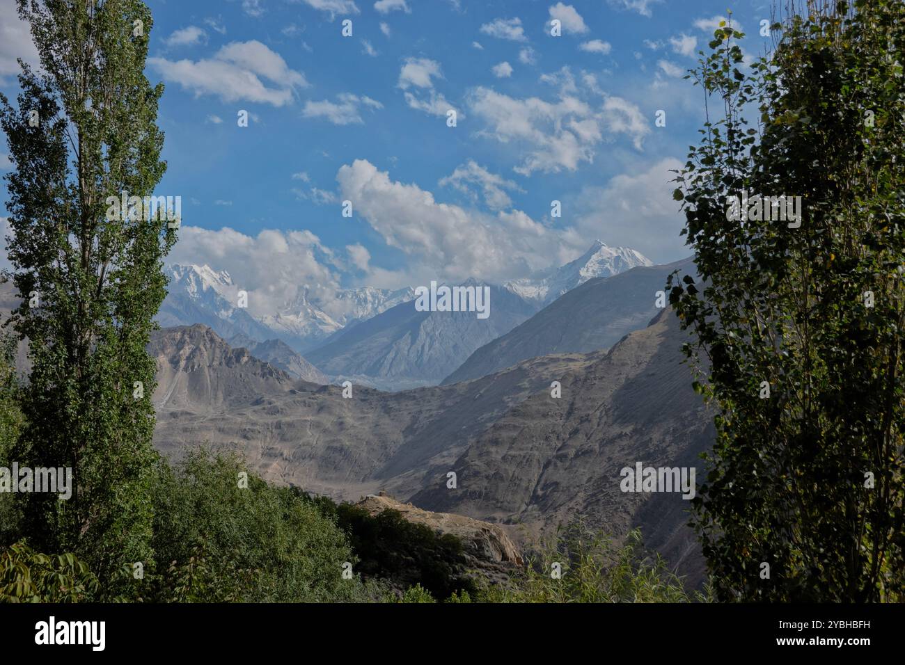 Vista dello Spantik (picco d'oro) dal Nido dell'Aquila, Karimabad, Hunza, Gilgit-Baltistan, Pakistan Foto Stock