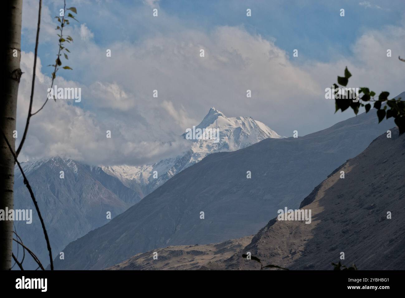 Vista dello Spantik (picco d'oro) dal Nido dell'Aquila, Karimabad, Hunza, Gilgit-Baltistan, Pakistan Foto Stock
