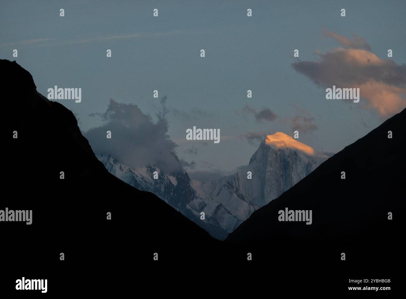 Alpenglow su Spantik Peak (Golden Peak), Karimabad, Hunza, Gilgit-Baltistan, Pakistan Foto Stock