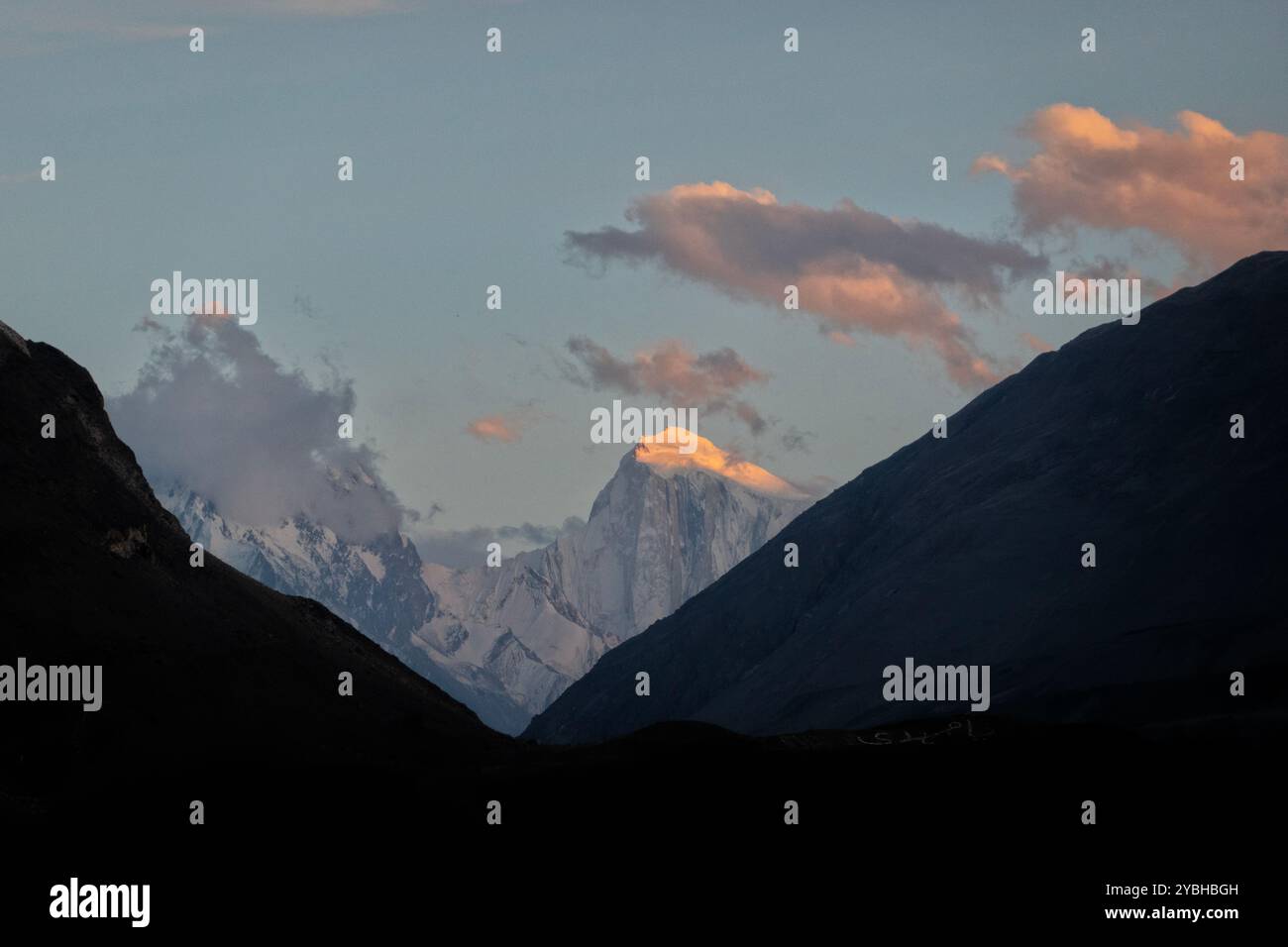 Alpenglow su Spantik Peak (Golden Peak), Karimabad, Hunza, Gilgit-Baltistan, Pakistan Foto Stock