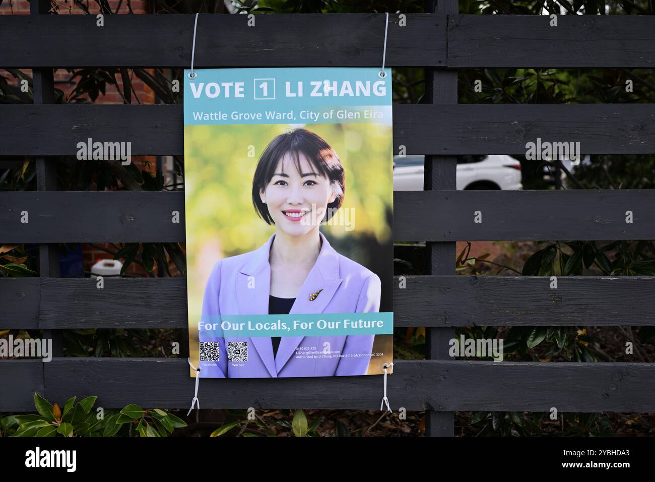 Firma della campagna per li Zhang, candidato alle elezioni del governo locale della città di Glen Eira, appeso su una recinzione di legno grigio scuro Foto Stock