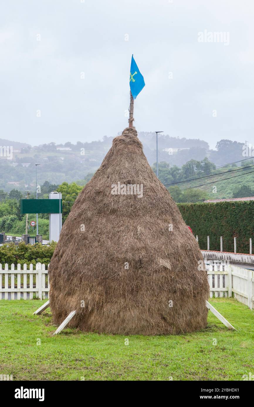 Tradizionale meda asturiano con bandiera del Principato os Asturias Foto Stock
