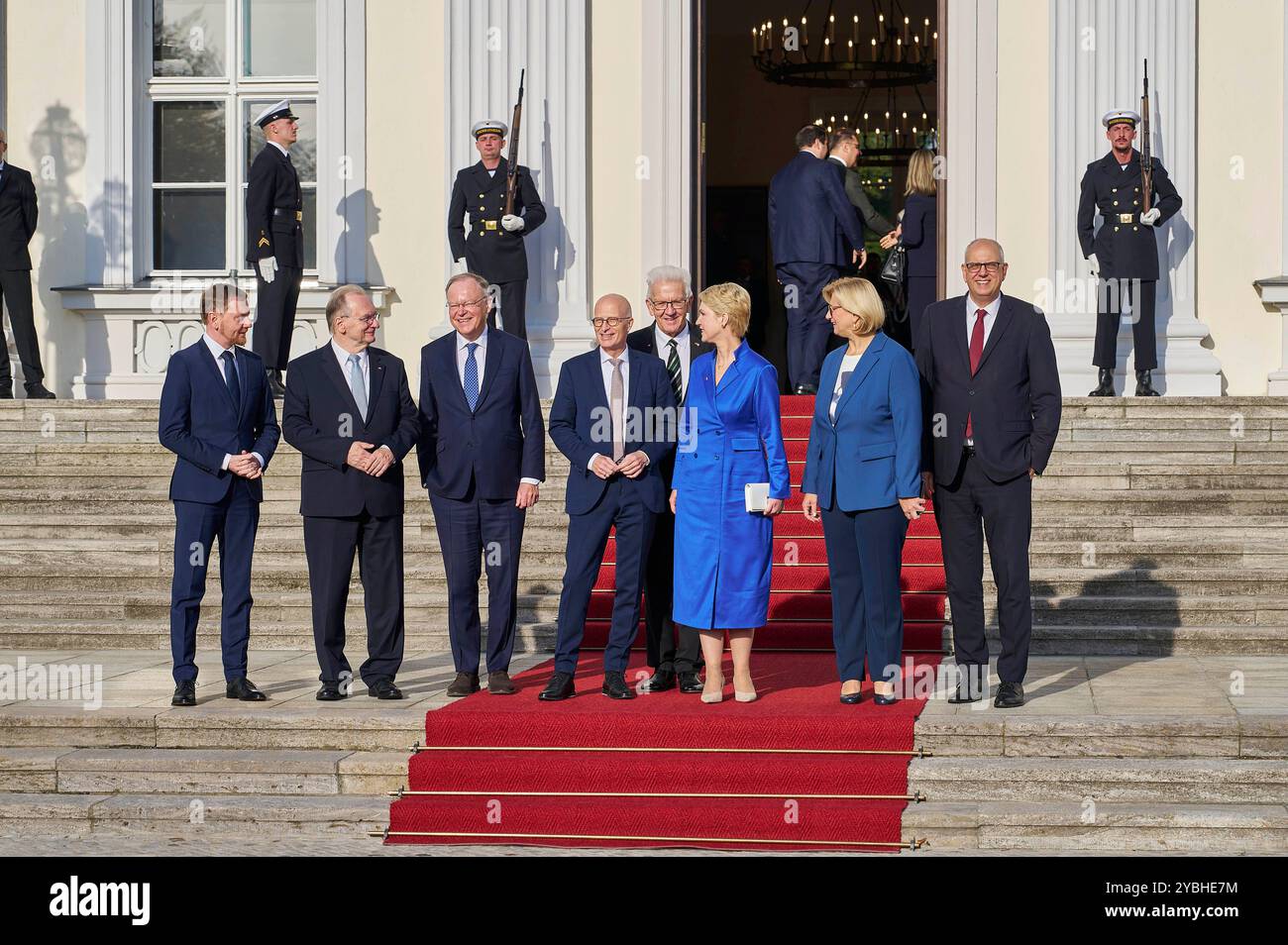 Michael Kretschmer, Reiner Haseloff, Stephan Weil, Peter Tschentscher, Winfried Kretschmann, Manuela Schwesig, Anke Rehlinger und Andreas Bovenschulte beim Empfang des amerikanischen Präsidenten mit militärischen Ehren und zum gemeinsamen Gespräch im Schloss Bellevue. Berlino, 18.10.2024 Foto Stock
