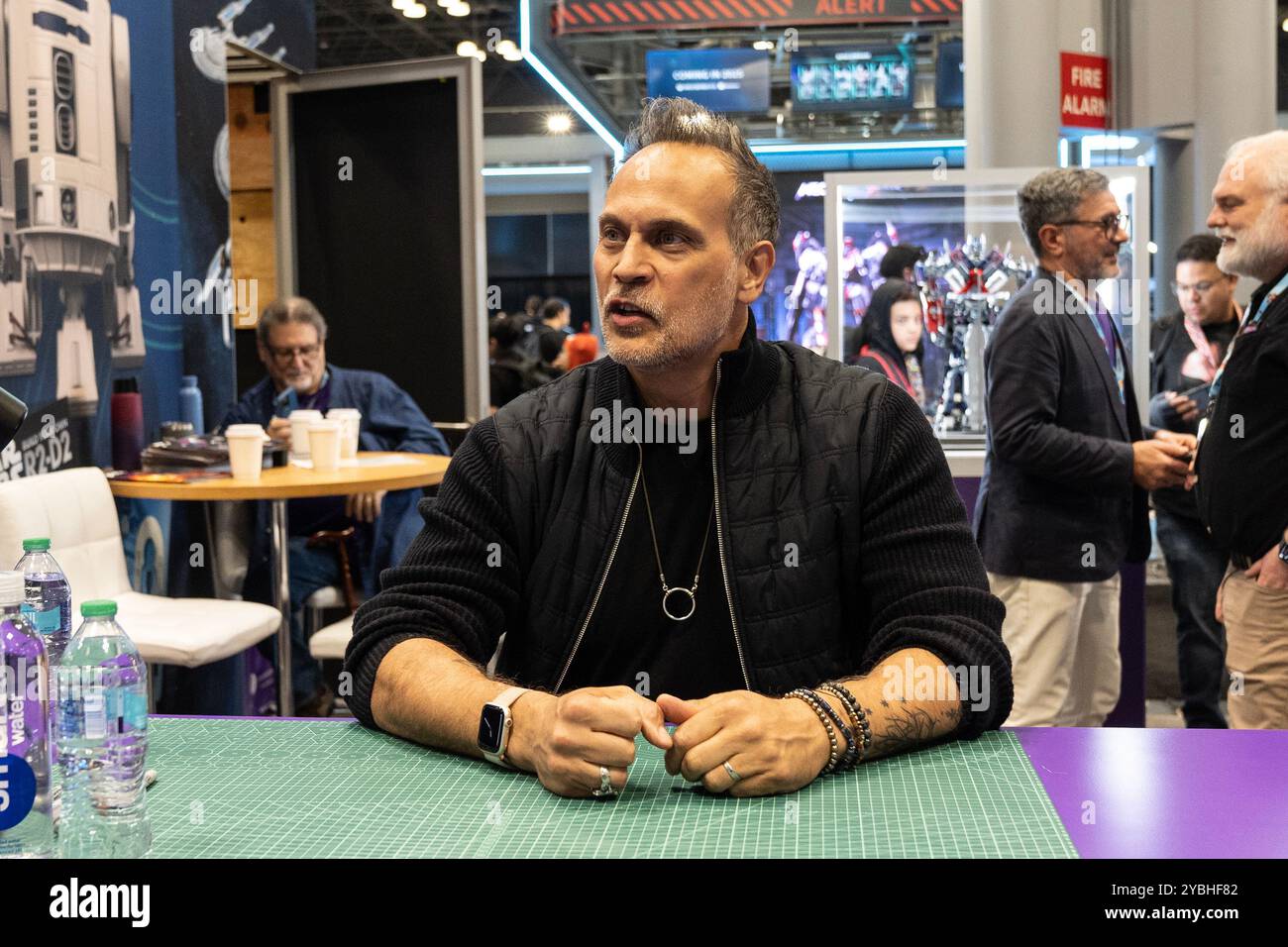 New York, Stati Uniti. 18 ottobre 2024. Todd Stashwick, attore di 'Star Trek: Picard', partecipa al Comic con di New York al Jacob Javits Center il 18 ottobre 2024. (Foto di Lev Radin/Sipa USA) credito: SIPA USA/Alamy Live News Foto Stock