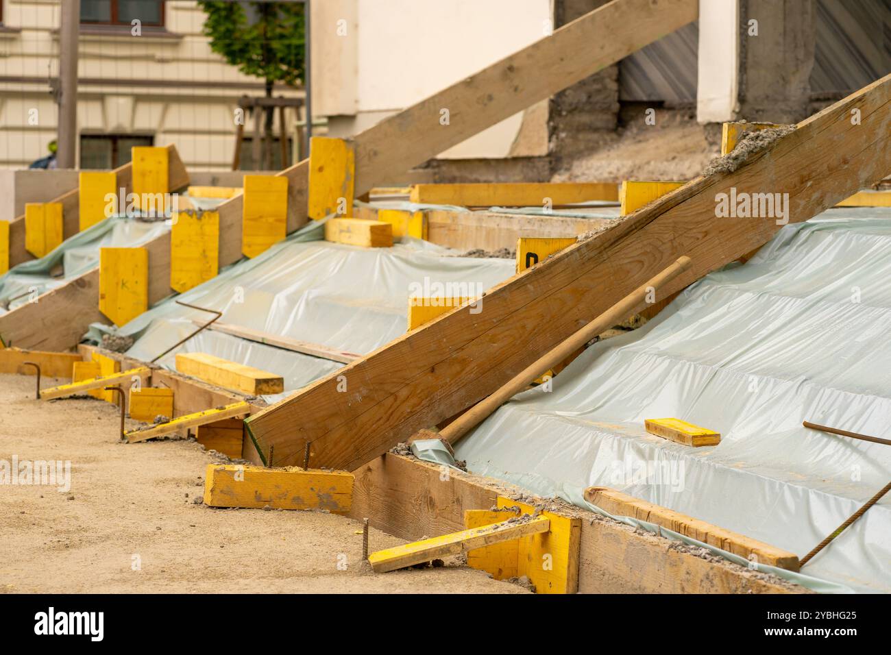 Vista dei lavori di costruzione e riparazione dei gradini vicino all'edificio. Foto Stock