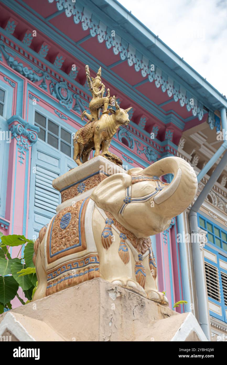 Scultura di elefante indù - Casa Peranakan su Koon Seng Road, Singapore Foto Stock