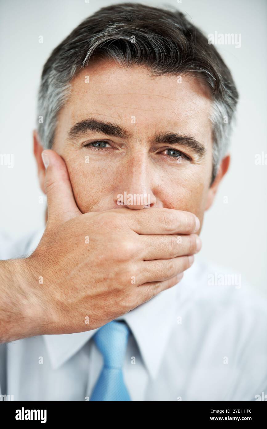 Uomo d'affari, ritratto e bocca di copertura in ufficio per segreto aziendale, informazioni riservate e censurato. Dipendente maturo, faccia e silenzio Foto Stock