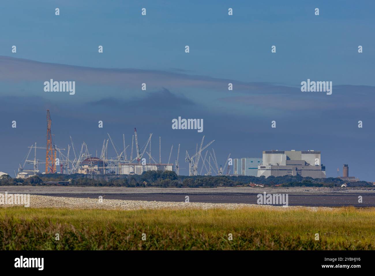 La costruzione di Hinkley Point C e delle sue gru a torre Foto Stock