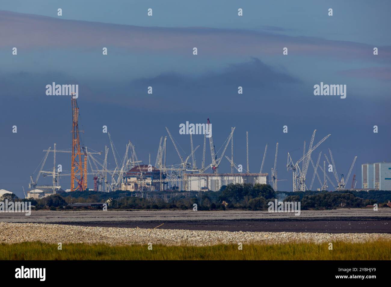 La costruzione di Hinkley Point C e delle sue gru a torre Foto Stock