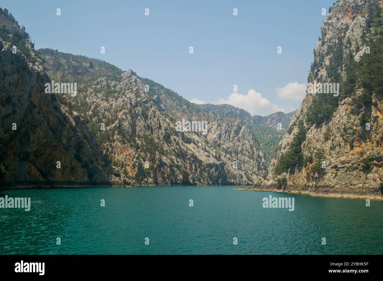 Paesaggio panoramico attraverso il lago artificiale del Green Canyon circondato dalle Taurus Mountains, con un cielo blu in una giornata estiva di sole Foto Stock