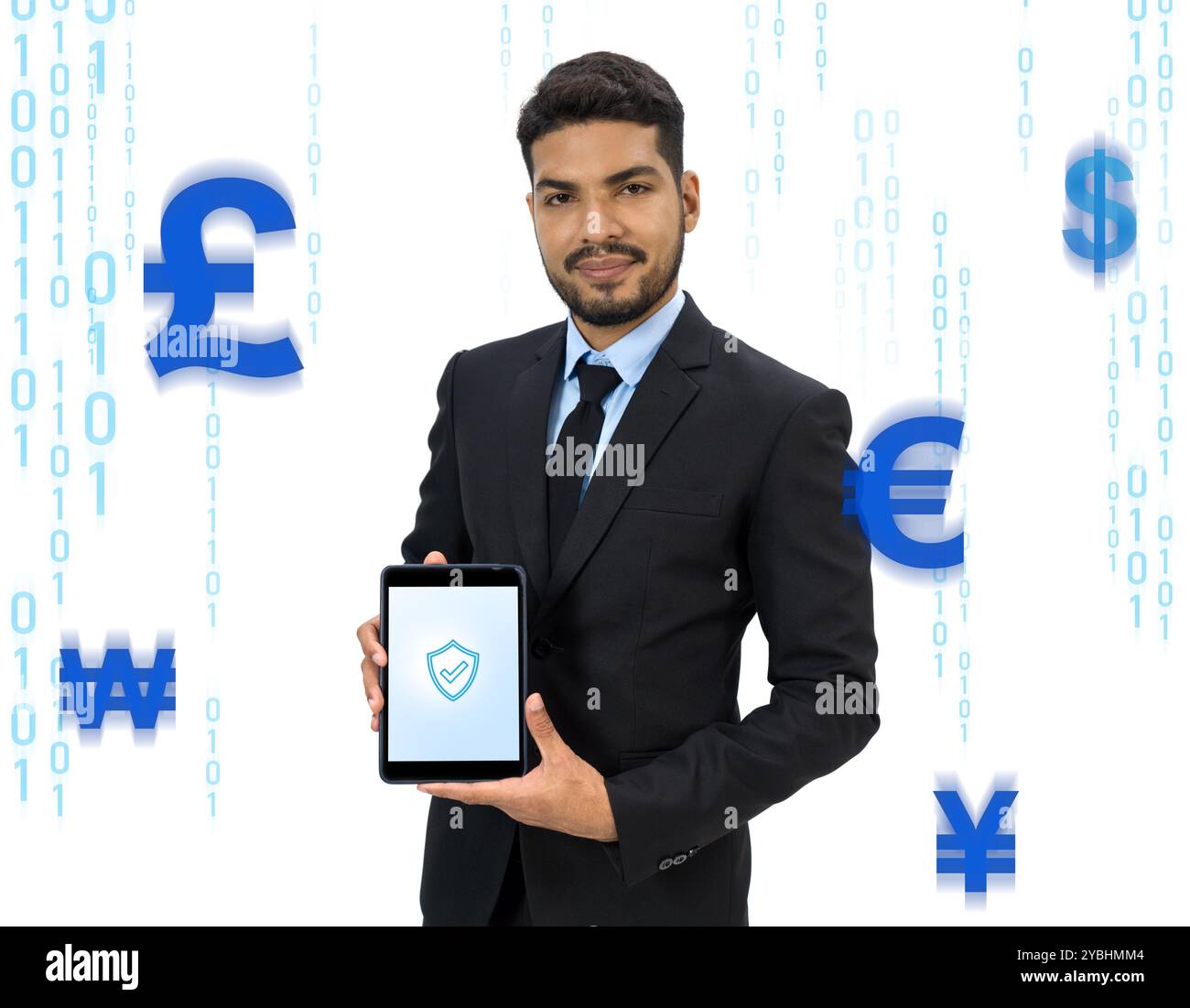 Uomo d'affari professionista in tuta con tablet e schermo con simbolo di scudo. Vari simboli di valuta blu e codici visualizzati su W. Foto Stock