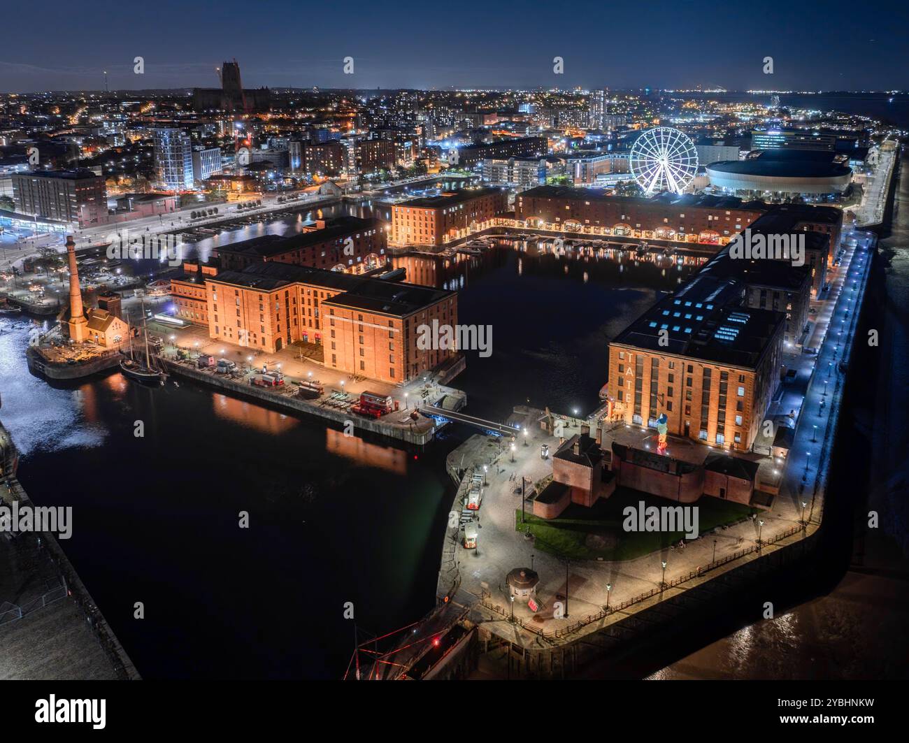 Royal Albert Dock Liverpool visto dall'alto di notte, illuminato accanto al fiume Mersey a Liverpool, Merseyside, Inghilterra. Foto Stock