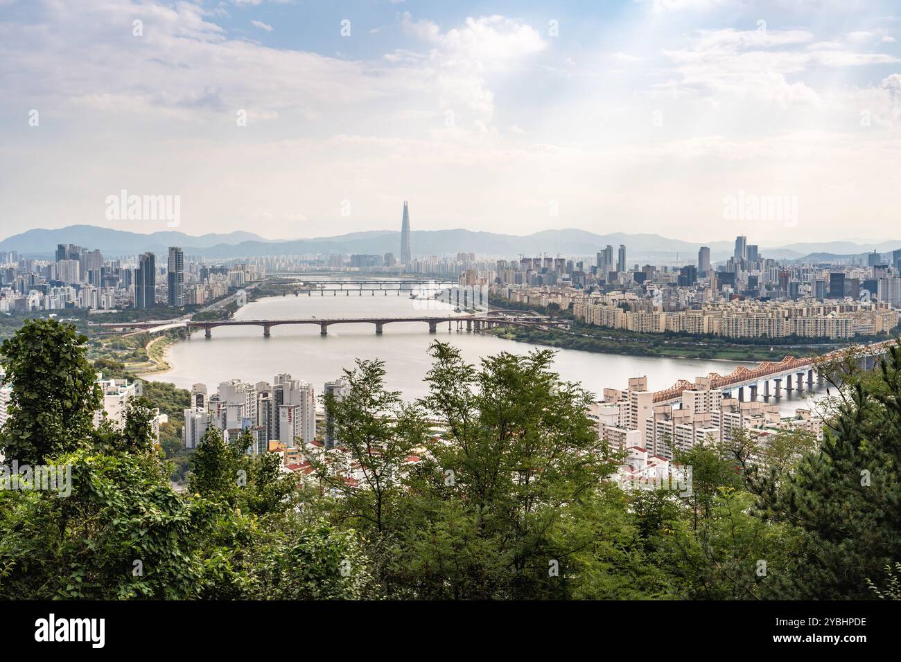 Seoul, Corea del Sud - 10 ottobre 2024 - Vista del fiume Han e della Lotte World Tower vista in una giornata nebbiosa Foto Stock