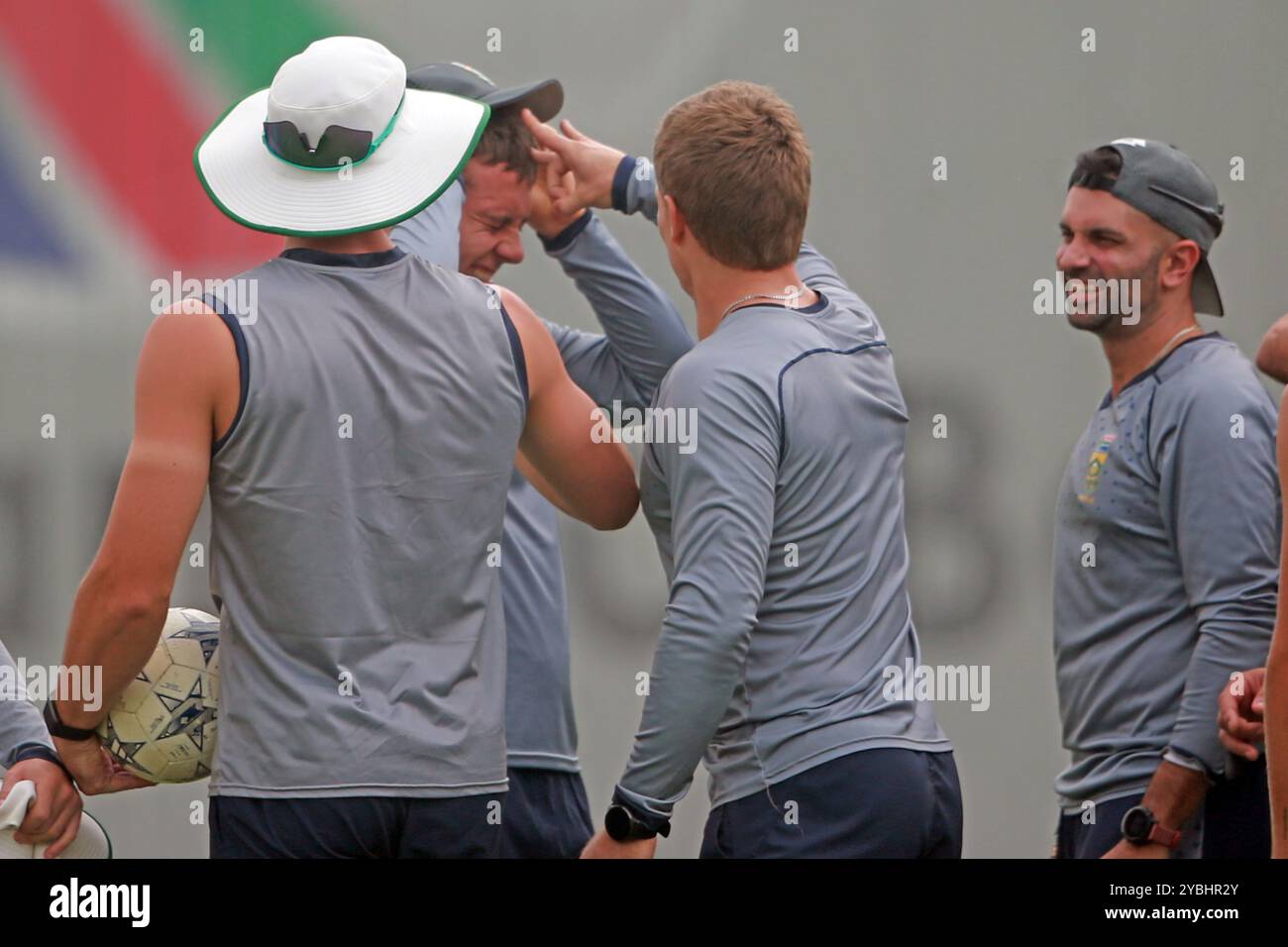 La squadra sudafricana partecipa alle sessioni di allenamento allo Sher-e-Bangla National Cricket Stadium (SBNCS) di Mirpur, Dacca, Bangladesh, 18 ottobre 2024. Come Th Foto Stock