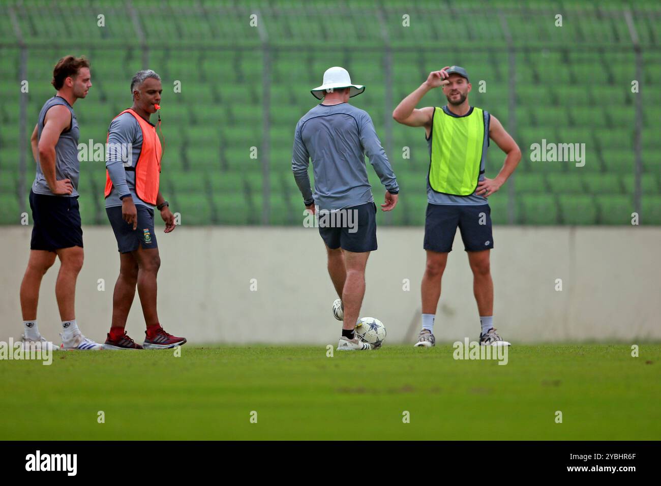 La squadra sudafricana partecipa alle sessioni di allenamento allo Sher-e-Bangla National Cricket Stadium (SBNCS) di Mirpur, Dacca, Bangladesh, 18 ottobre 2024. Come Th Foto Stock