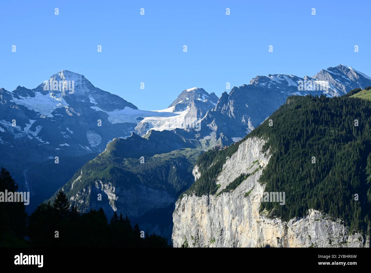 Le vette del Breithorn e dello Tschingelhorn, sopra la valle del Lauterbrunnen nelle Alpi Bernesi, viste da Wengen, Svizzera Foto Stock