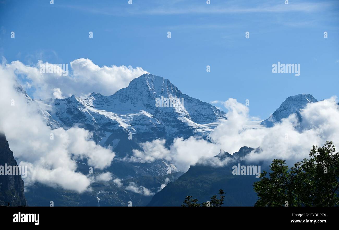 Le vette del Breithorn e dello Tschingelhorn nelle Alpi Bernesi sono viste dal nord della Svizzera Foto Stock