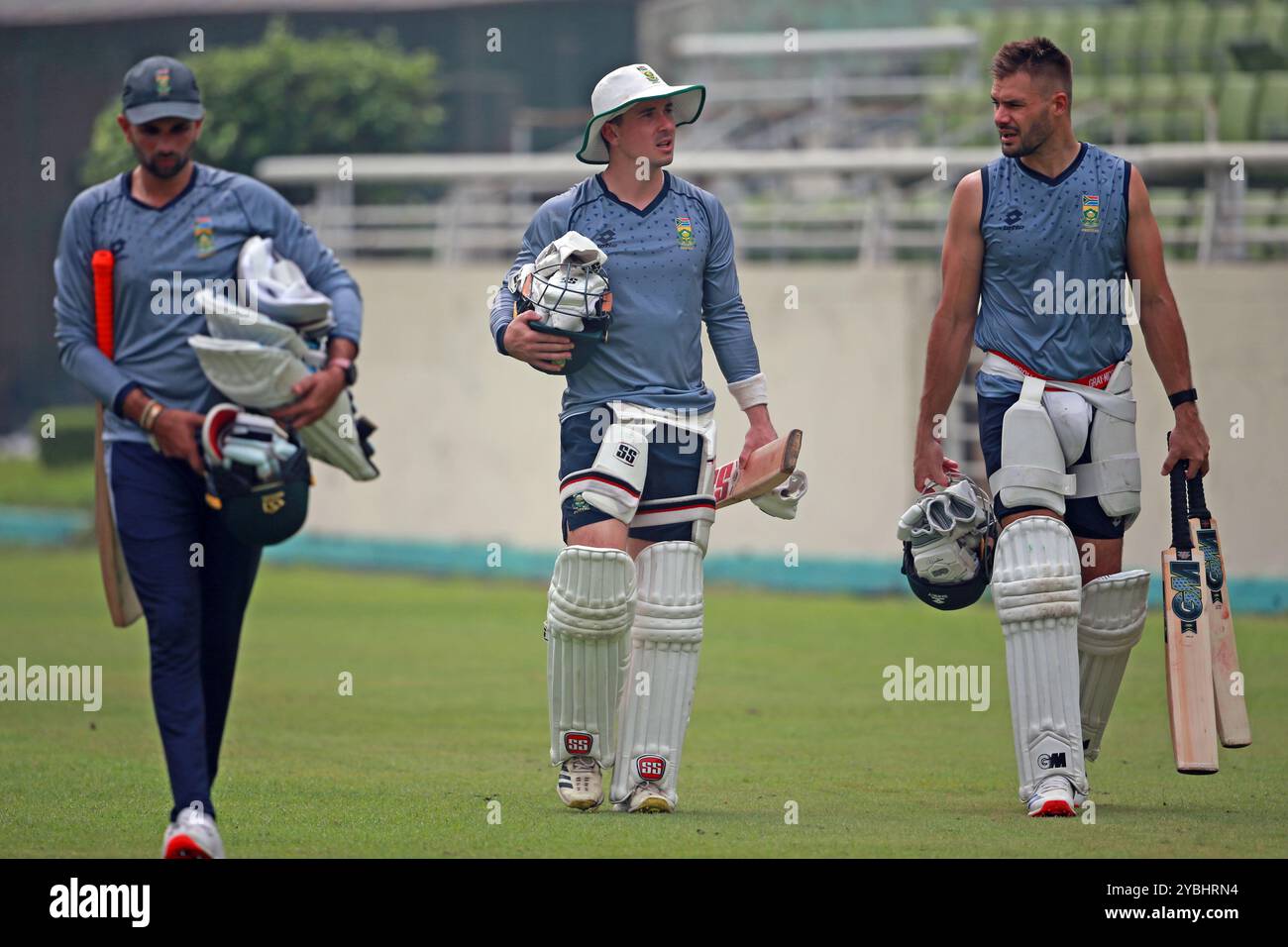 La squadra sudafricana partecipa alle sessioni di allenamento allo Sher-e-Bangla National Cricket Stadium (SBNCS) di Mirpur, Dacca, Bangladesh, 18 ottobre 2024. Come Th Foto Stock