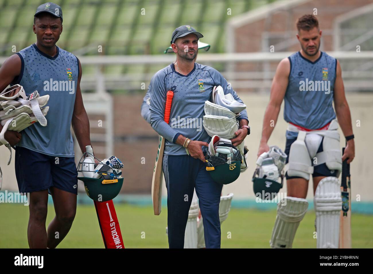 La squadra sudafricana partecipa alle sessioni di allenamento allo Sher-e-Bangla National Cricket Stadium (SBNCS) di Mirpur, Dacca, Bangladesh, 18 ottobre 2024. Come Th Foto Stock